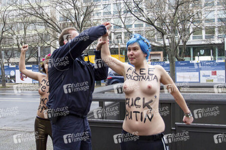 Femen Proteste vor der Russischen Botschaft, Berlin