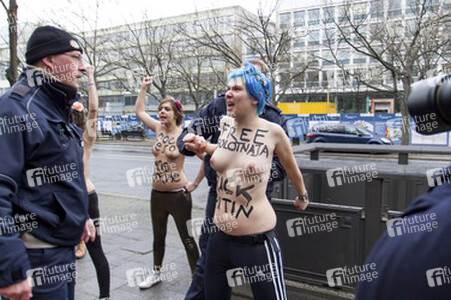 Femen Proteste vor der Russischen Botschaft, Berlin