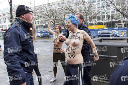 Femen Proteste vor der Russischen Botschaft, Berlin