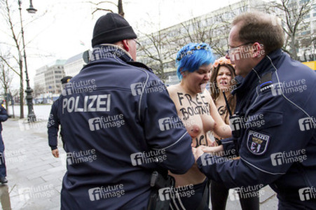 Femen Proteste vor der Russischen Botschaft, Berlin