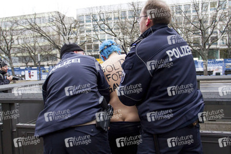 Femen Proteste vor der Russischen Botschaft, Berlin