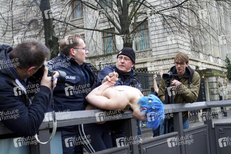 Femen Proteste vor der Russischen Botschaft, Berlin