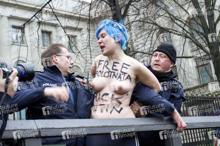 Femen Proteste vor der Russischen Botschaft, Berlin