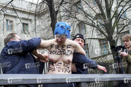 Femen Proteste vor der Russischen Botschaft, Berlin