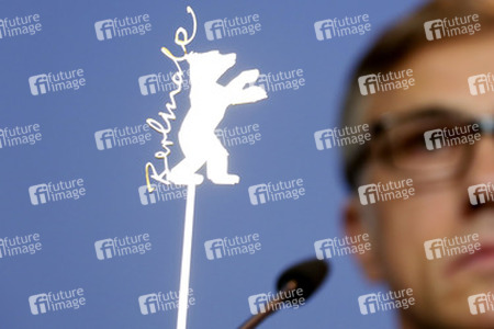 Christoph Waltz hinter Berlinale Logo