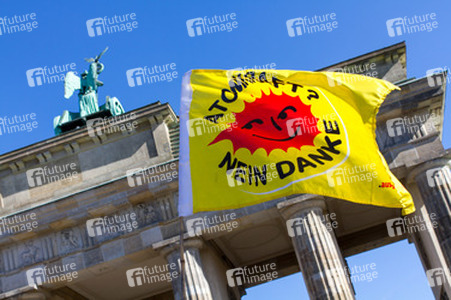 Anti-Atom Demonstration vor der japanischen Botschft, Berlin