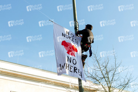 Anti-Atom Demonstration vor der japanischen Botschft, Berlin