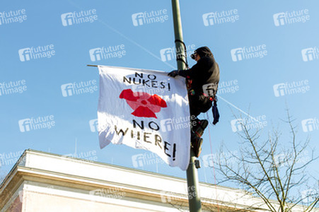 Anti-Atom Demonstration vor der japanischen Botschft, Berlin