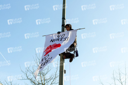 Anti-Atom Demonstration vor der japanischen Botschft, Berlin