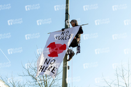 Anti-Atom Demonstration vor der japanischen Botschft, Berlin