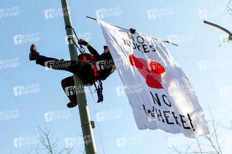 Anti-Atom Demonstration vor der japanischen Botschft, Berlin