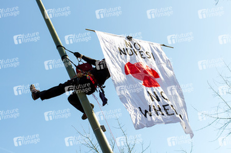Anti-Atom Demonstration vor der japanischen Botschft, Berlin