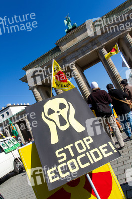 Anti-Atom Demonstration vor der japanischen Botschft, Berlin