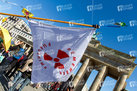 Anti-Atom Demonstration vor der japanischen Botschft, Berlin
