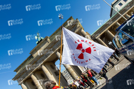 Anti-Atom Demonstration vor der japanischen Botschft, Berlin