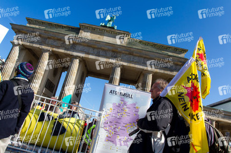 Anti-Atom Demonstration vor der japanischen Botschft, Berlin