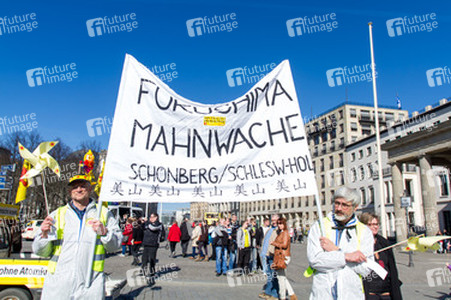 Anti-Atom Demonstration vor der japanischen Botschft, Berlin