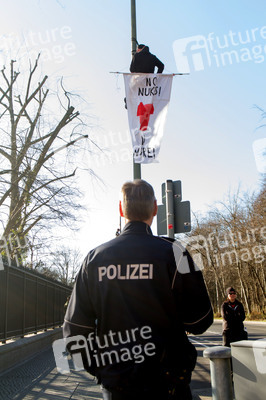 Anti-Atom Demonstration vor der japanischen Botschft, Berlin