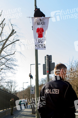 Anti-Atom Demonstration vor der japanischen Botschft, Berlin