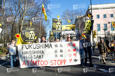 Anti-Atom Demonstration vor der japanischen Botschft, Berlin