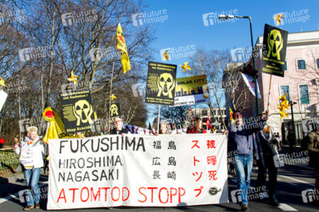 Anti-Atom Demonstration vor der japanischen Botschft, Berlin