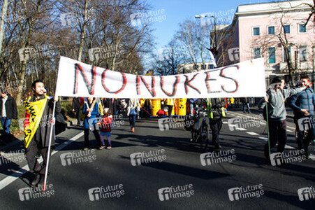 Anti-Atom Demonstration vor der japanischen Botschft, Berlin