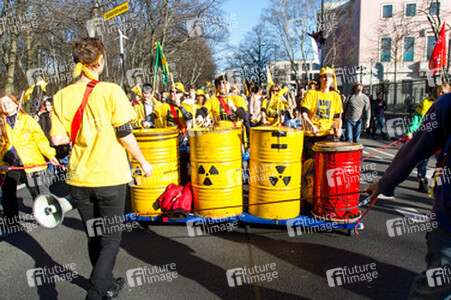 Anti-Atom Demonstration vor der japanischen Botschft, Berlin