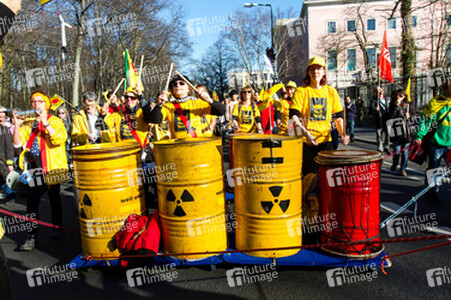 Anti-Atom Demonstration vor der japanischen Botschft, Berlin