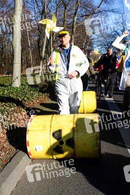Anti-Atom Demonstration vor der japanischen Botschft, Berlin