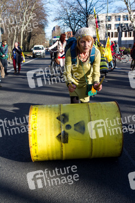 Anti-Atom Demonstration vor der japanischen Botschft, Berlin