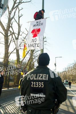 Anti-Atom Demonstration vor der japanischen Botschft, Berlin