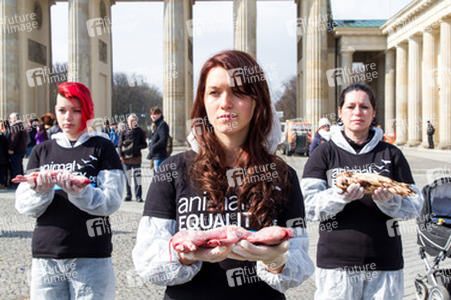 Tierkörperaktion vor dem Brandenburger Tor, Berlin