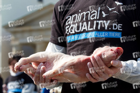 Tierkörperaktion vor dem Brandenburger Tor, Berlin