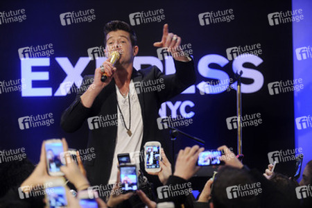 Robin Thicke beim Express Times Square Grand Opening Event, New York