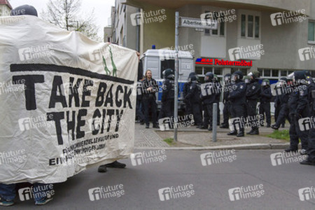 Demonstration vor dem Privathaus von Innensenator Henkel, Berlin