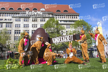 Osterhasen-Demo vor dem KaDeWe, Berlin