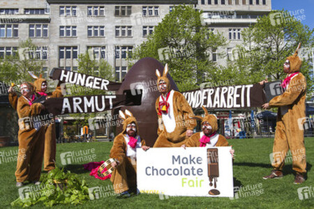 Osterhasen-Demo vor dem KaDeWe, Berlin