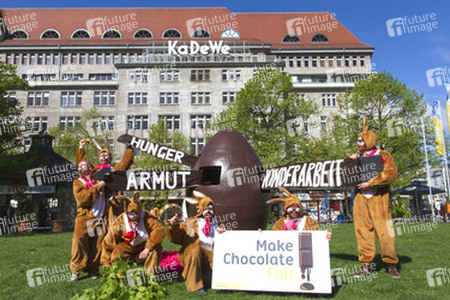 Osterhasen-Demo vor dem KaDeWe, Berlin