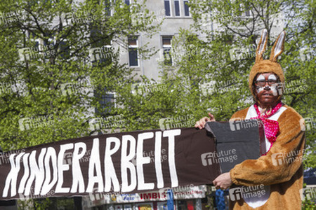 Osterhasen-Demo vor dem KaDeWe, Berlin