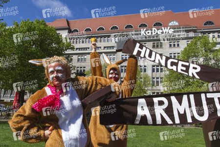 Osterhasen-Demo vor dem KaDeWe, Berlin