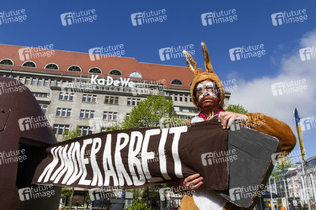 Osterhasen-Demo vor dem KaDeWe, Berlin
