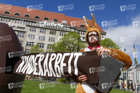 Osterhasen-Demo vor dem KaDeWe, Berlin