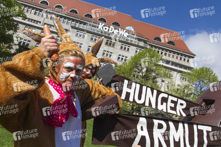 Osterhasen-Demo vor dem KaDeWe, Berlin
