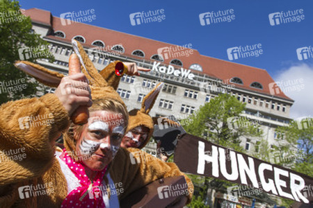Osterhasen-Demo vor dem KaDeWe, Berlin