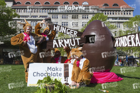 Osterhasen-Demo vor dem KaDeWe, Berlin