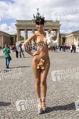 Micaela Schäfer posiert als Osterüberraschung, Berlin