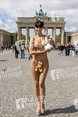 Micaela Schäfer posiert als Osterüberraschung, Berlin