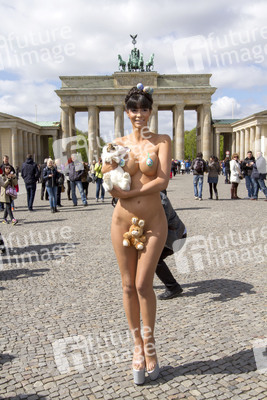 Micaela Schäfer posiert als Osterüberraschung, Berlin