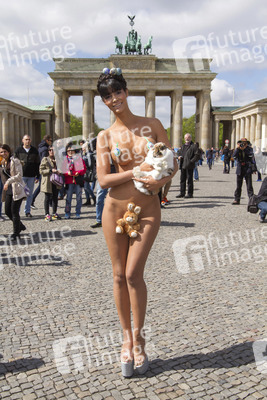 Micaela Schäfer posiert als Osterüberraschung, Berlin