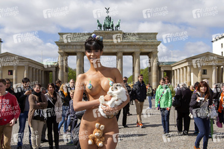 Micaela Schäfer posiert als Osterüberraschung, Berlin
